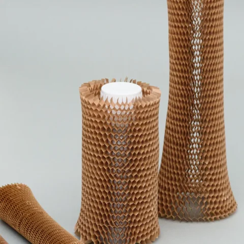 Protección tubular de papel kraft para botella, con botella dentro
