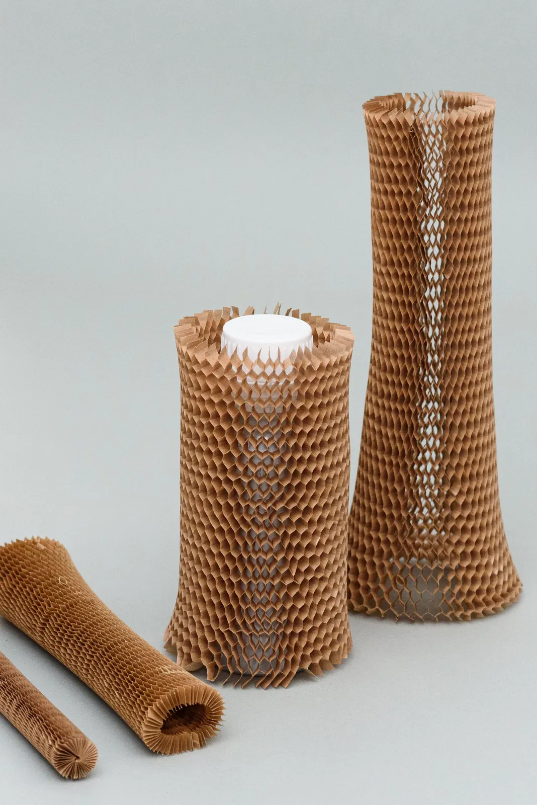 Protección tubular de papel kraft para botella, con botella dentro